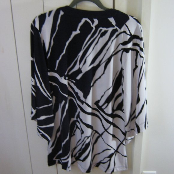 Black and Navy Dana Buchman Tunic Top - Picture 2 of 5